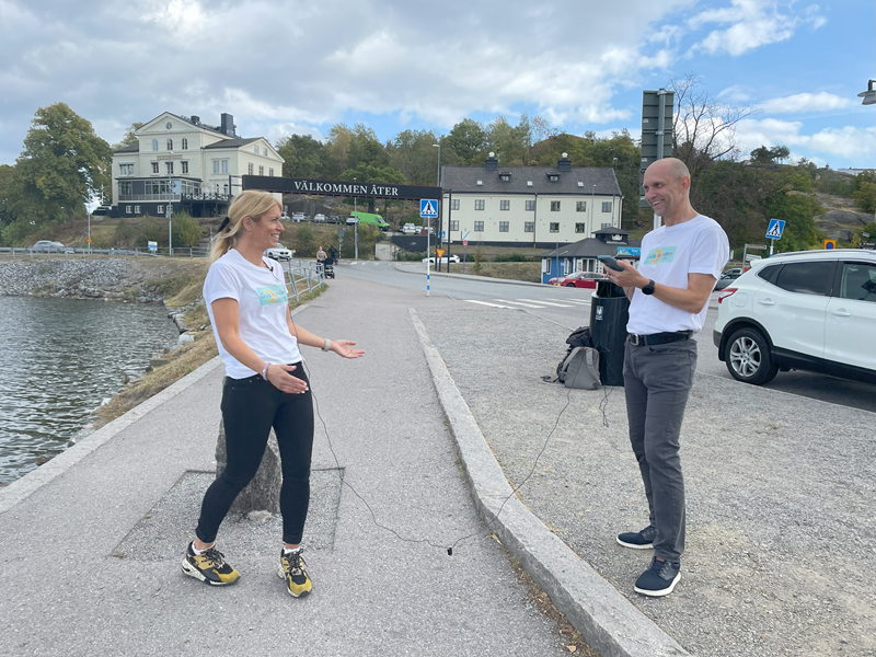 Therese och Mikael blir filmade i Gustavsbergs hamn mot Värdshuset och kyrkan.